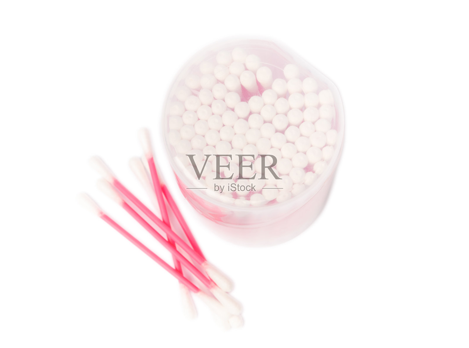 白色棉签被隔离在白色背景上。棉花花蕾。塑料棉签。生态友好。耳用卫生棉签。放文字的地方。复制的地方。照片摄影图片