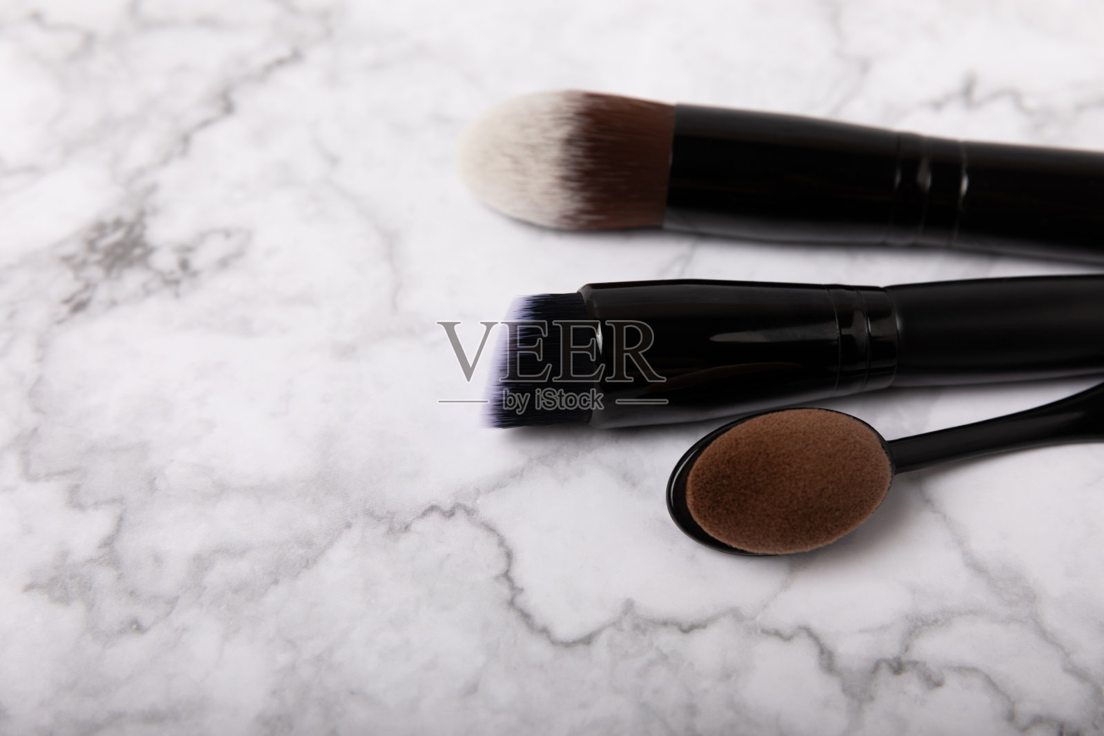 化妆用的化妆品。白色大理石背景上的化妆刷。创意时尚理念。化妆刷的集合，俯视图，横幅。平的。照片摄影图片