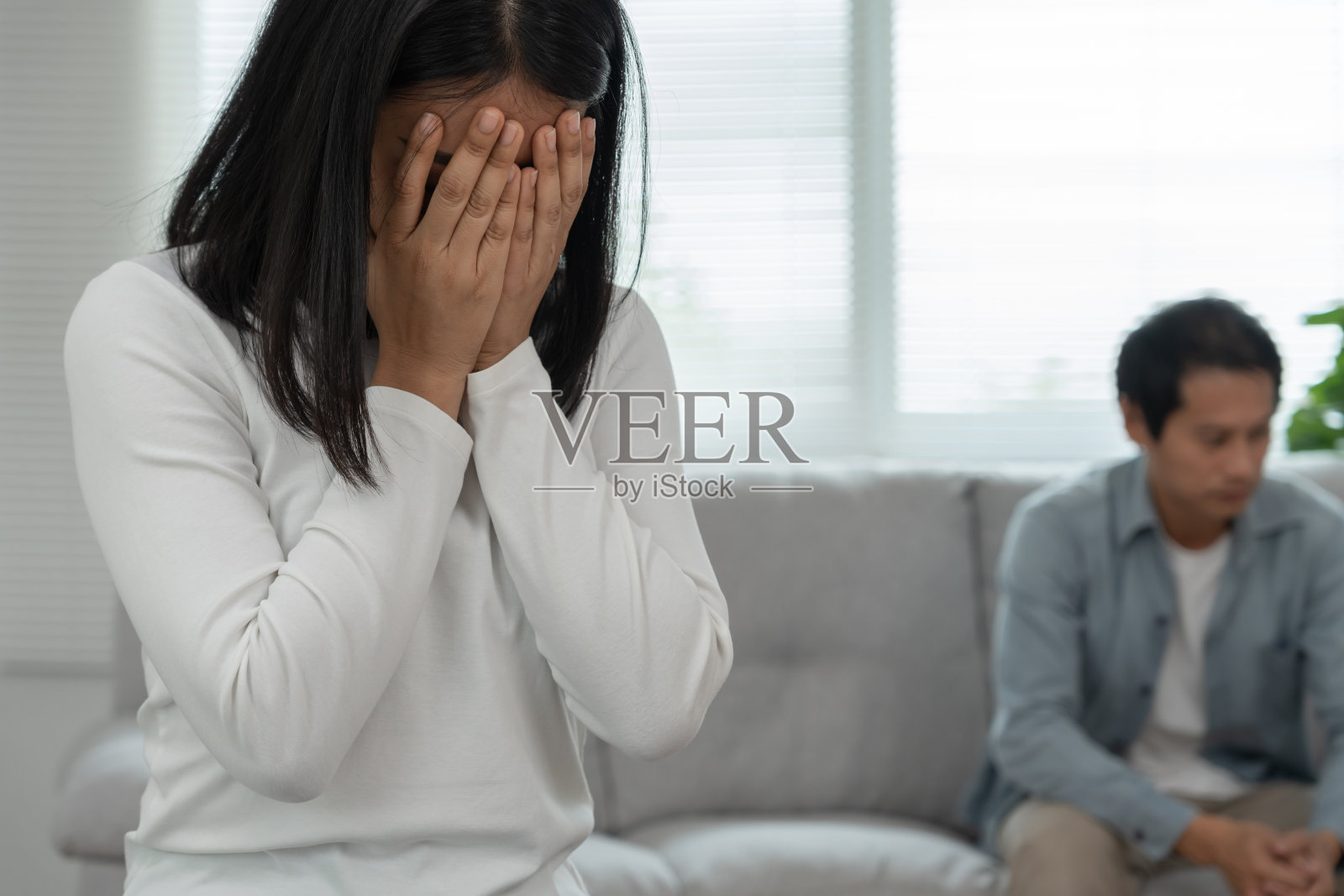 离婚与争吵：夫妻婚姻破裂后的绝望与失望，因争吵而悲伤、沮丧和沮丧。不信任、爱情问题、背叛、家庭问题。照片摄影图片