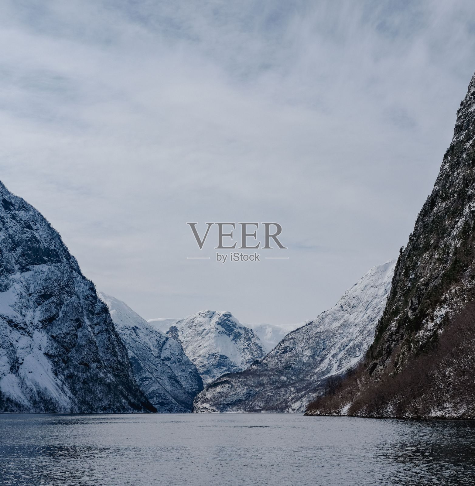 挪威峡湾的风景拍摄，以雪山和清澈的蓝色海水为特色照片摄影图片