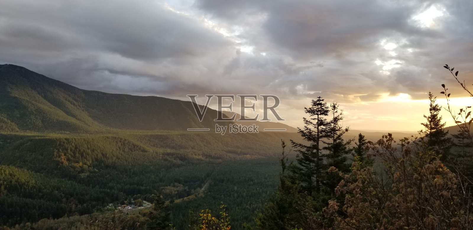 喀斯喀特山脉上的日落照片摄影图片