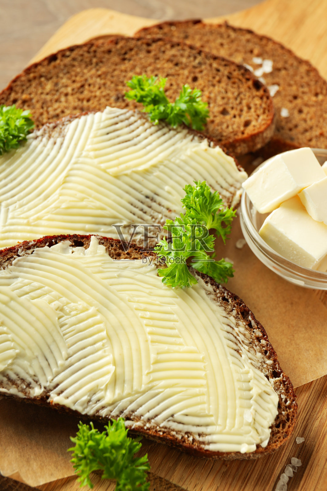 早餐概念，吃带黄油的食物，近距离接触照片摄影图片