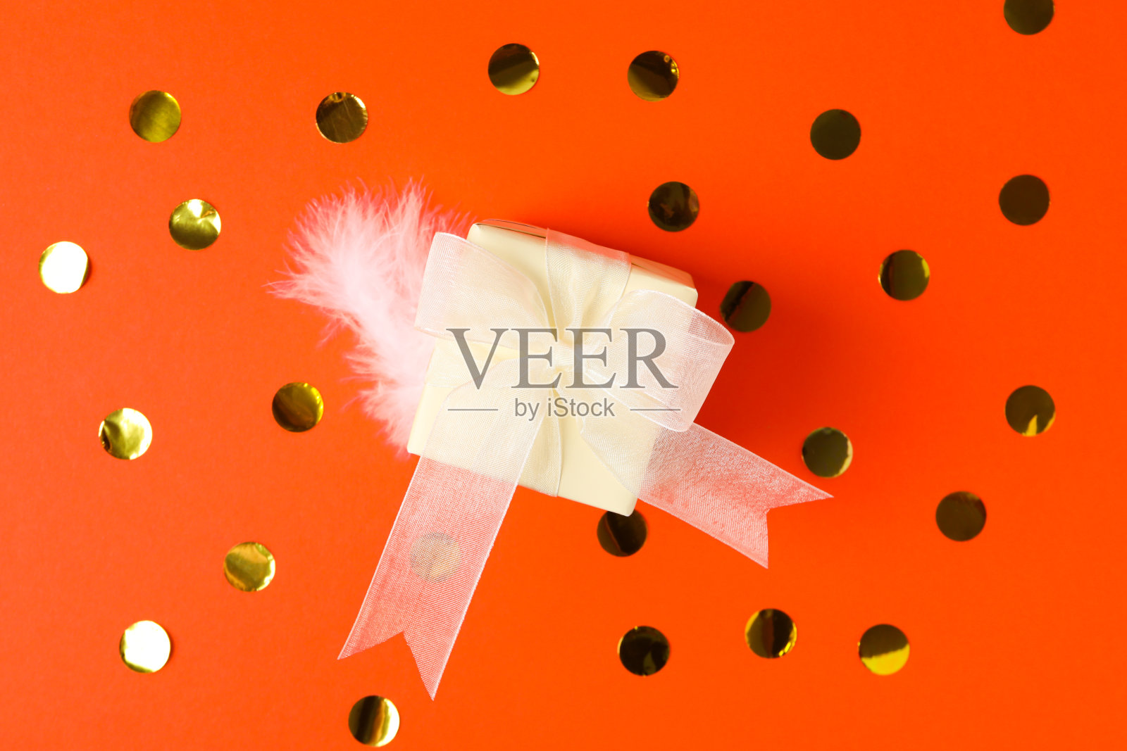 礼品的概念，礼盒上的橙色背景照片摄影图片