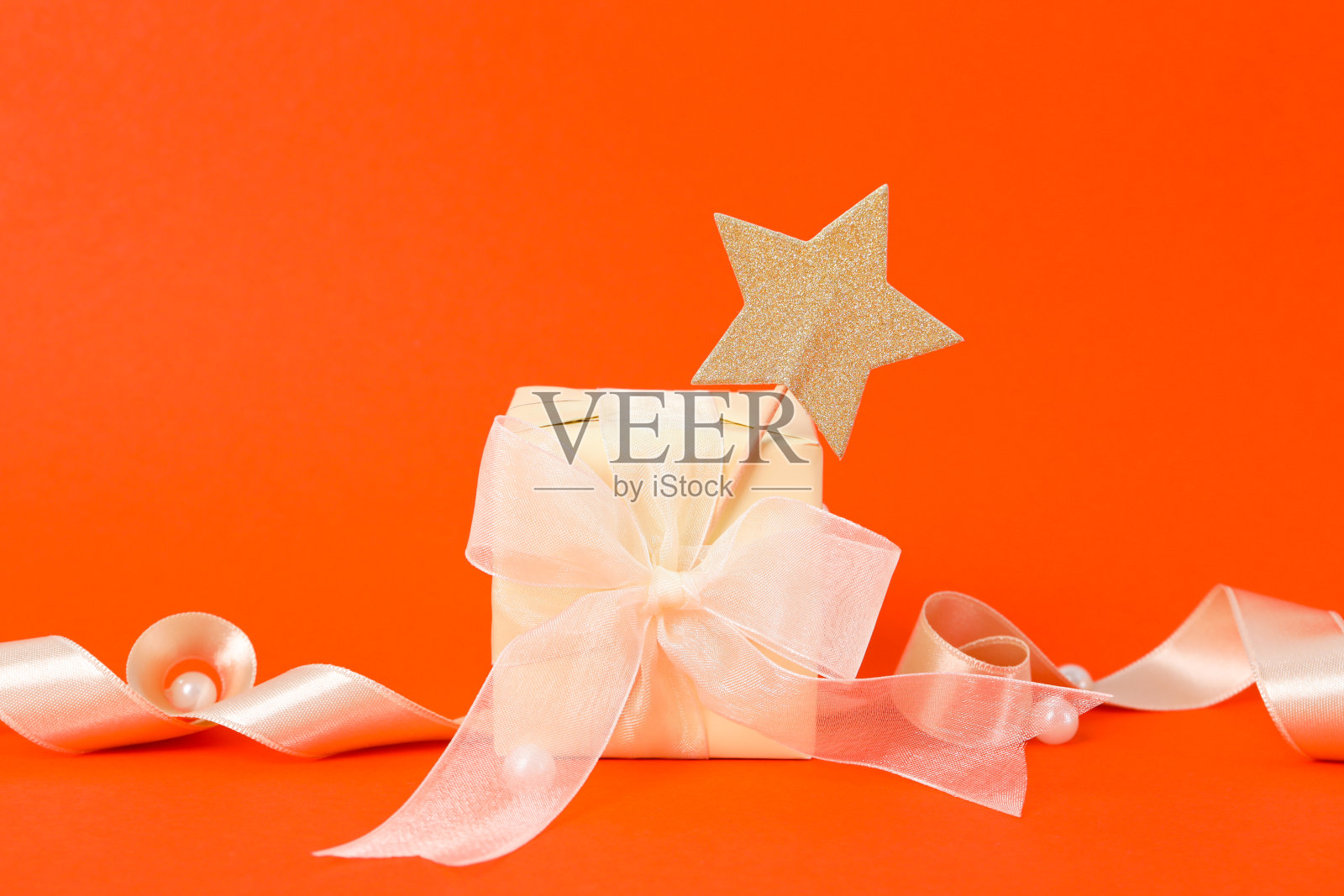 礼品的概念，礼盒上的橙色背景照片摄影图片