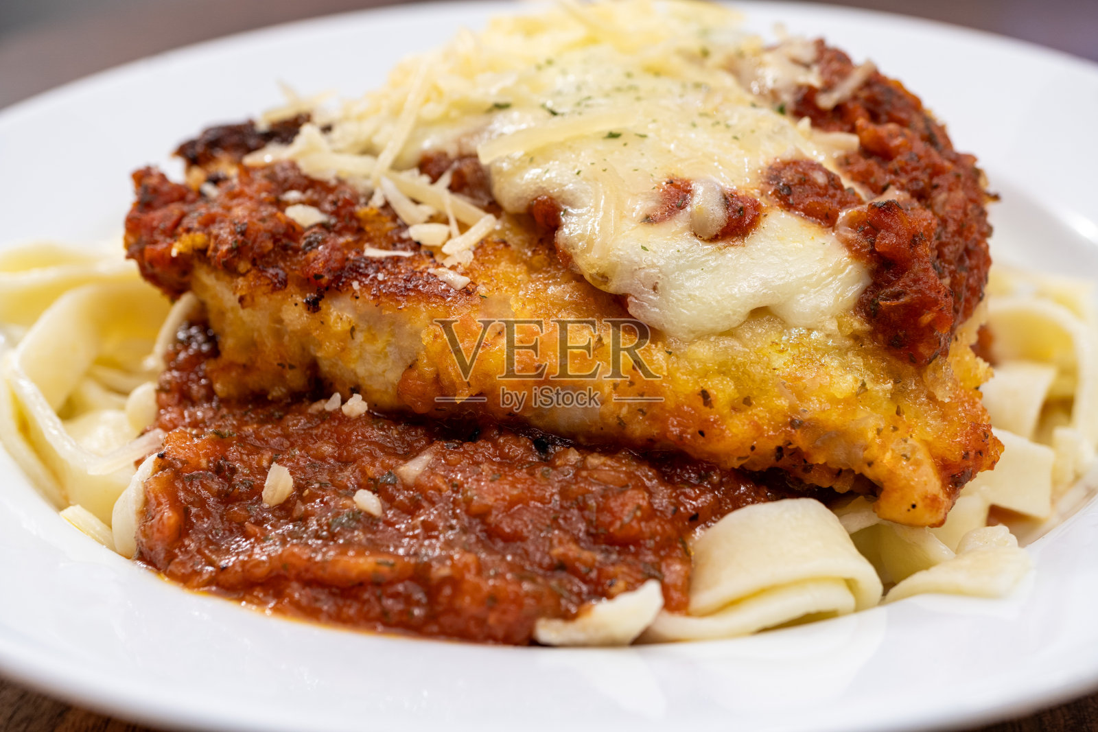 自制鸡肉帕尔马干酪照片摄影图片