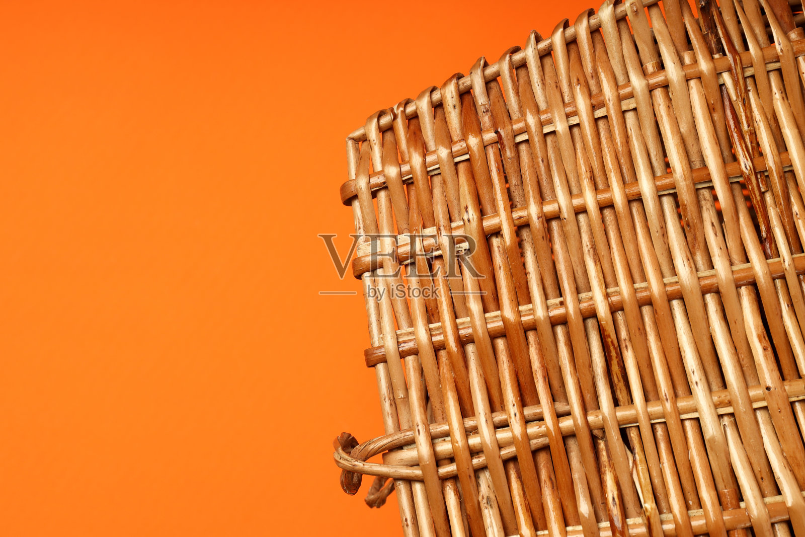 橙色背景的柳条篮子，留出文字空间照片摄影图片