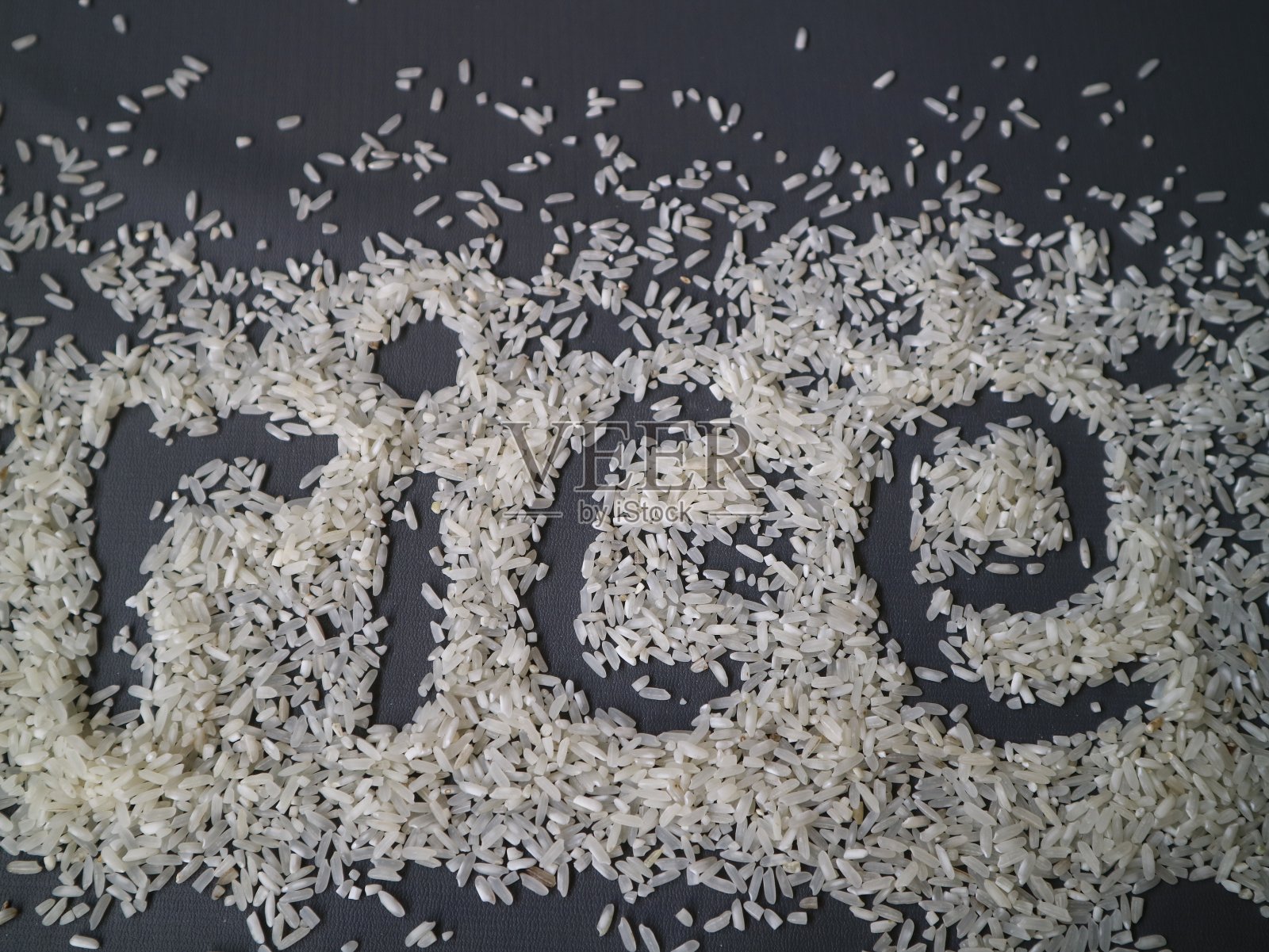 在灰色背景上用米粒写的RICE文本。照片摄影图片