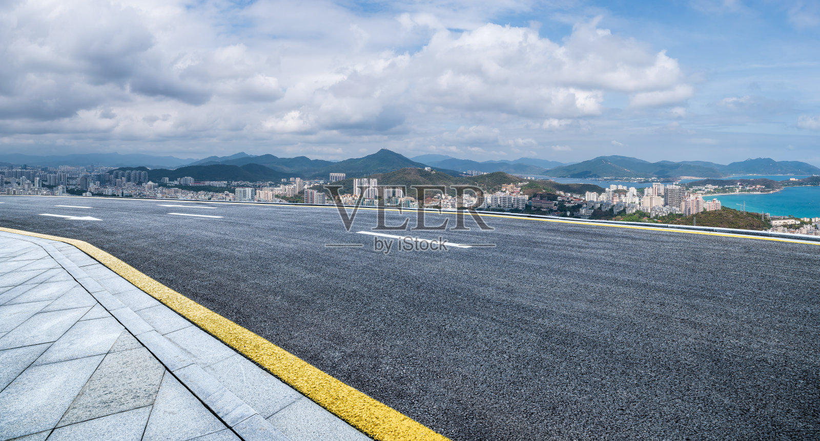 海边有柏油路和住宅区建筑照片摄影图片