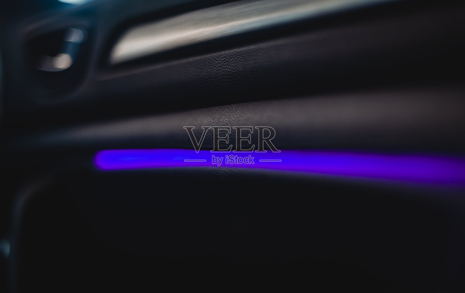 车内车门出现蓝光照片摄影图片