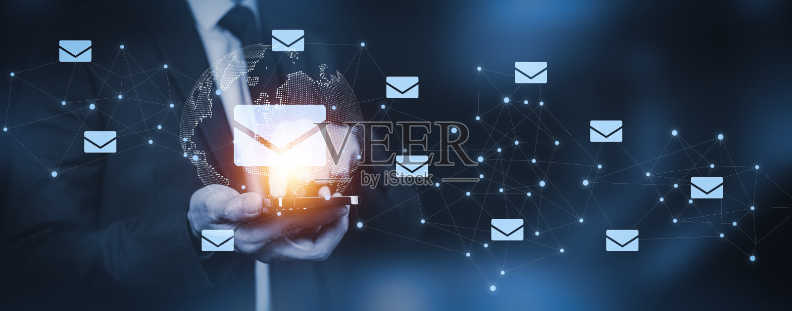 商人手按智能手机发送电子邮件从笔记本电脑，电子邮件和短信营销的概念。企业直销方案。邮寄客户名单。照片摄影图片