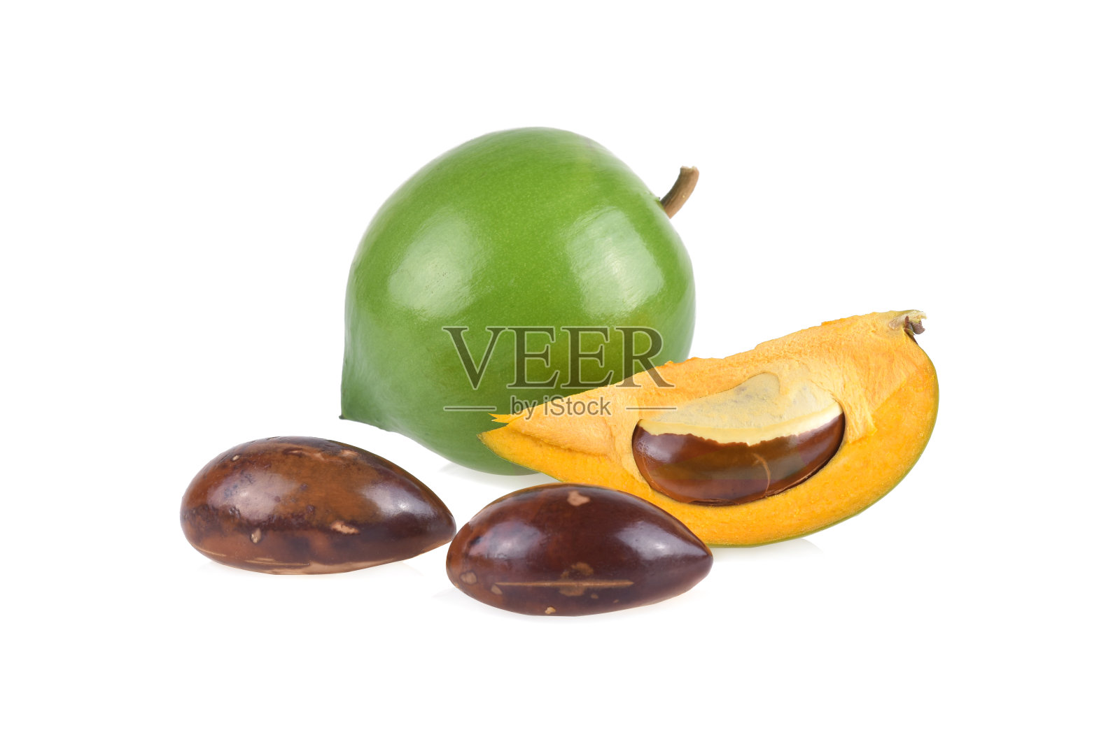 白色背景上分离的蛋果，Canistel，黄仙人掌(Pouteria campechiana (Kunth) Baehni照片摄影图片