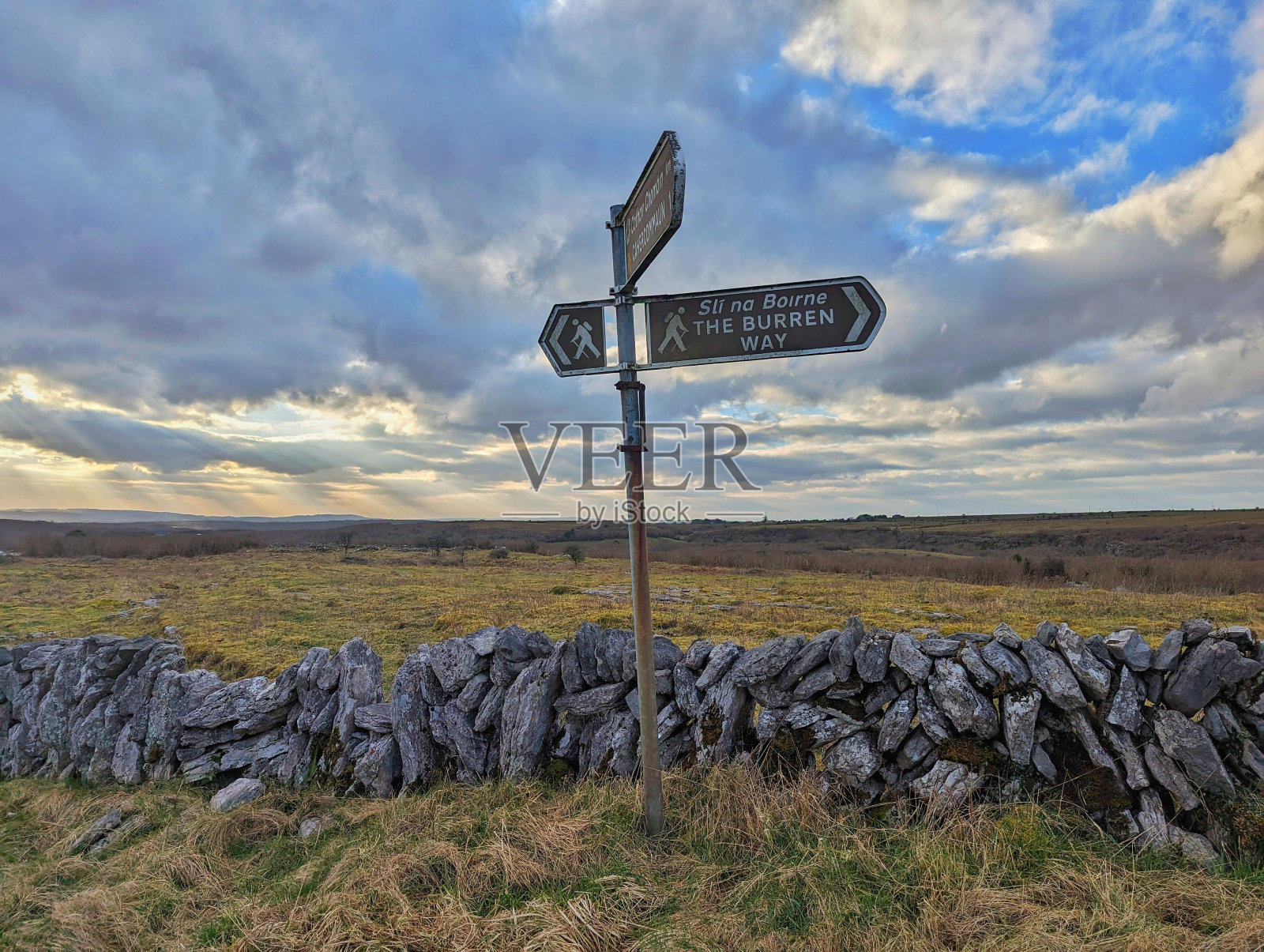 布伦国家公园岩石栅栏前的路标。克莱尔,爱尔兰。照片摄影图片