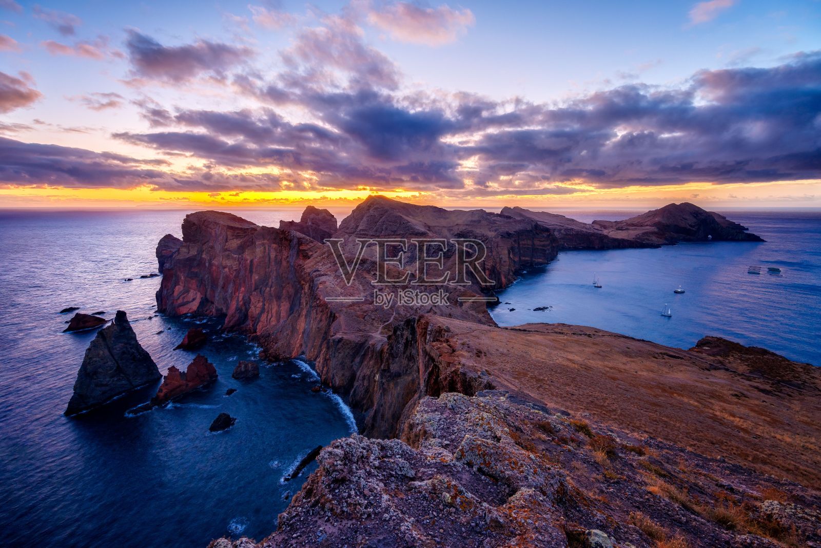 在晴朗的日子里，马德拉岛蔚蓝的天空下鸟瞰美丽的圣洛伦索桥照片摄影图片