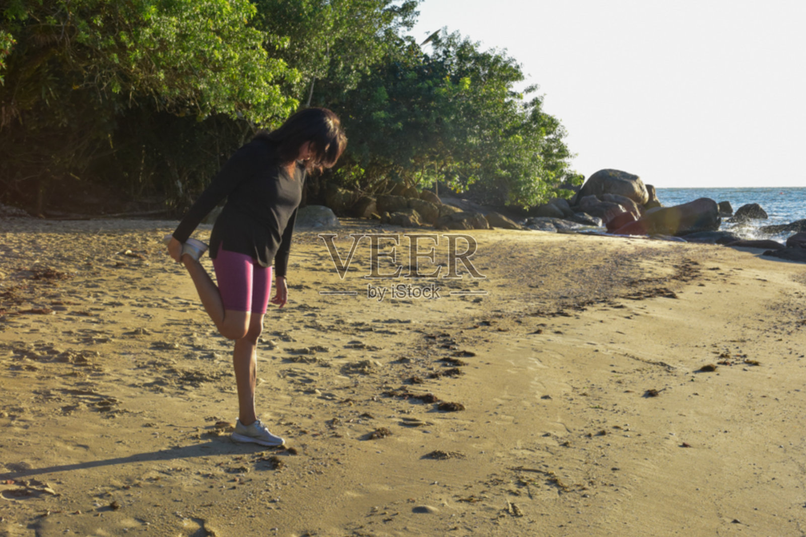 海滩上的女人照片摄影图片