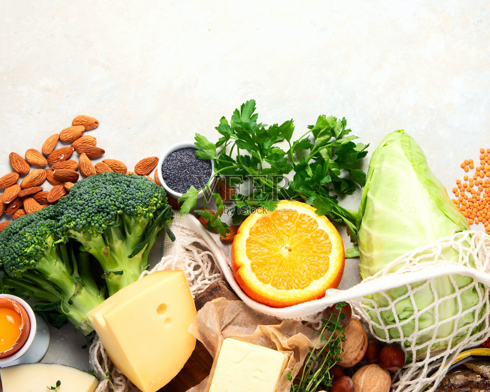 亮色背景下富含钙质的健康食品。照片摄影图片