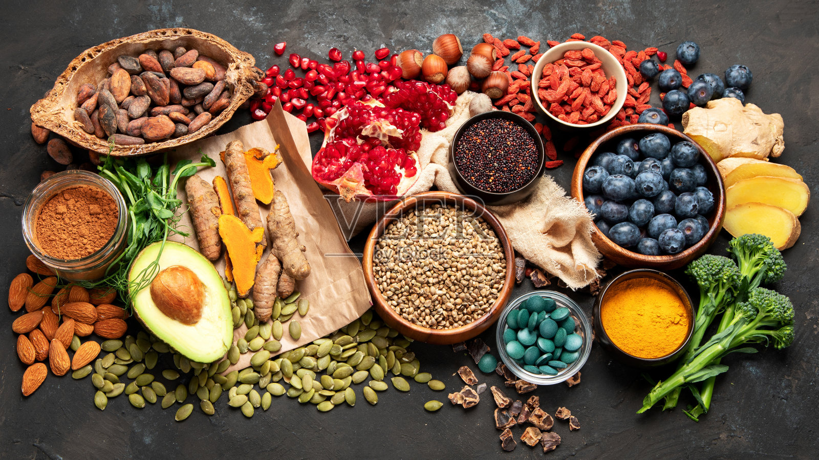 健康食品清洁饮食选择在黑暗的背景。照片摄影图片