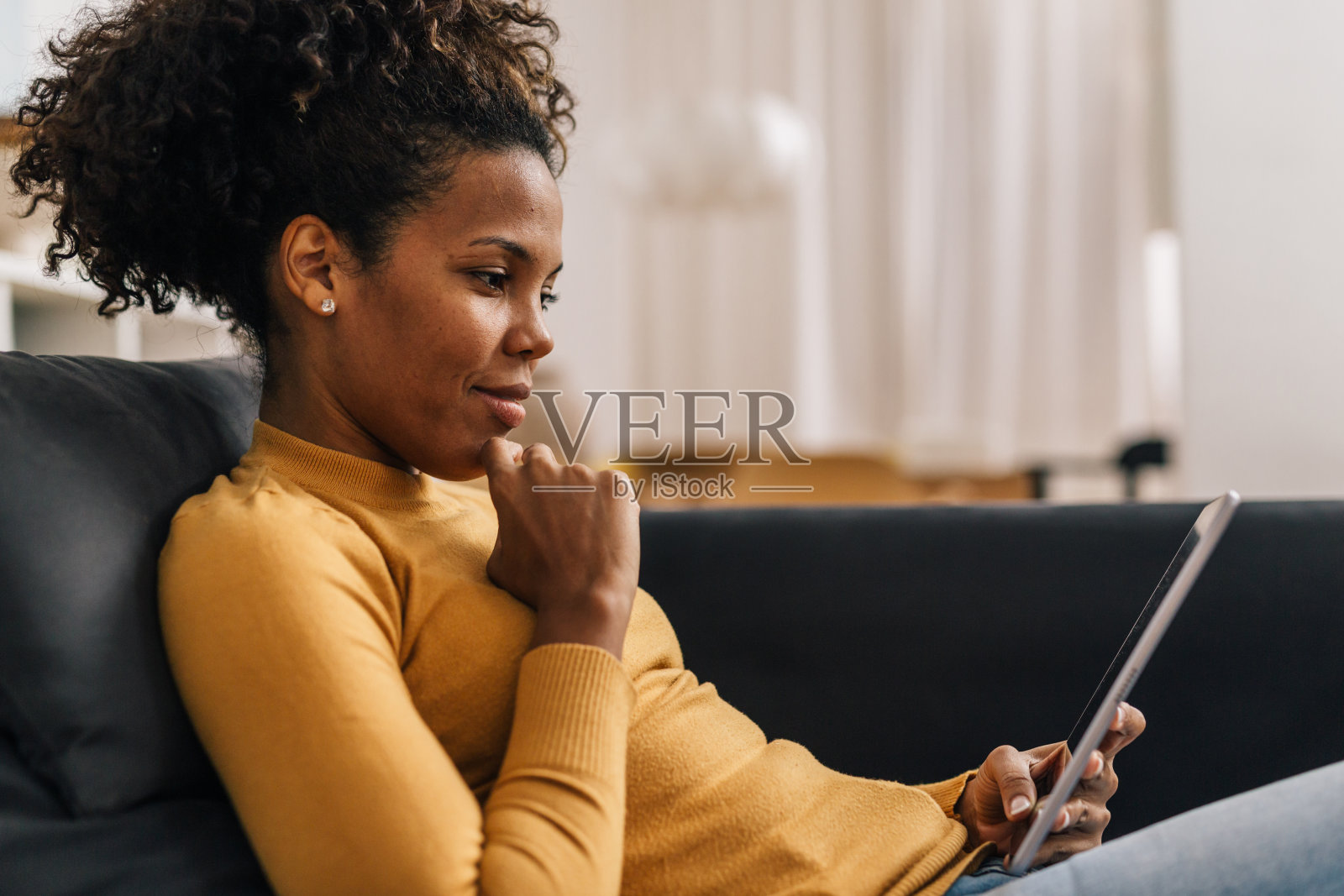 多种族女性在家休息照片摄影图片