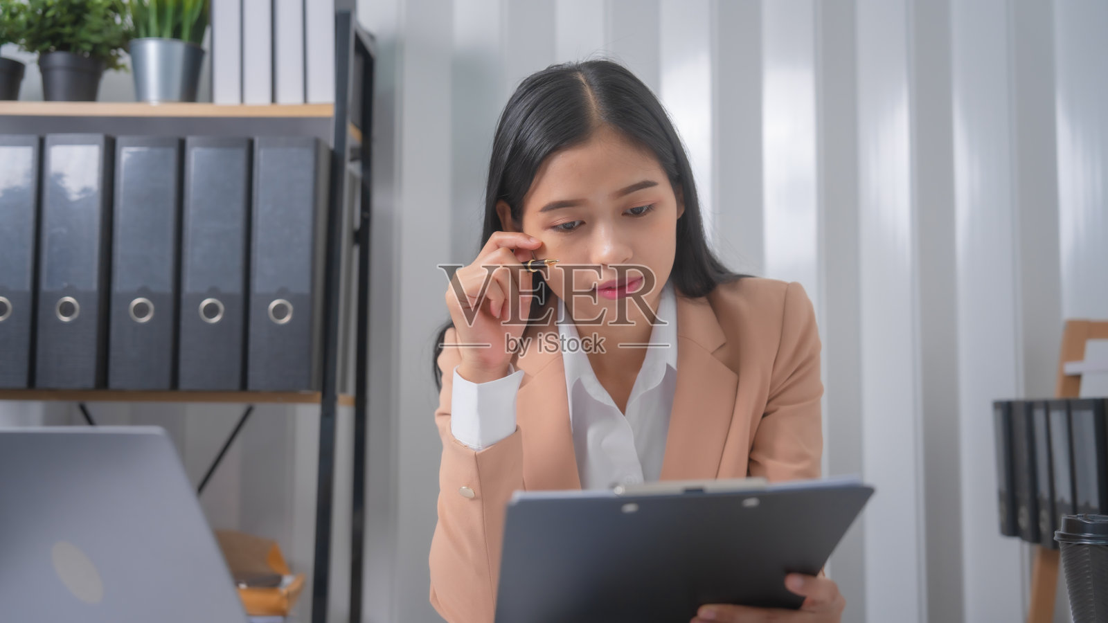 兴奋的亚洲簿记员做簿记，应付帐款，资产，账面价值，权益，存货，负债，销货成本，折旧，费用，毛利，多元化，流动性照片摄影图片