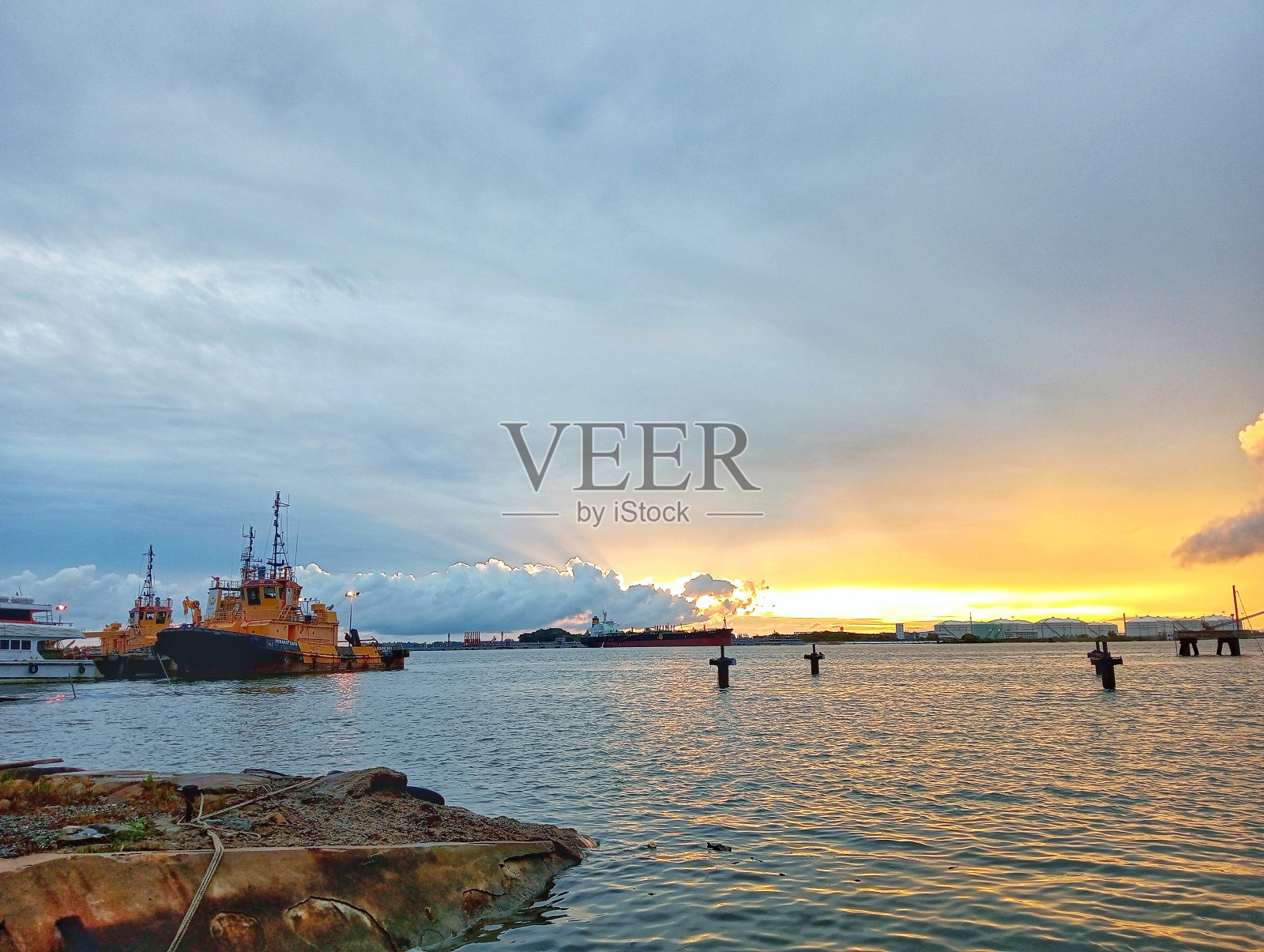 日落日出的海景上的港口照片摄影图片