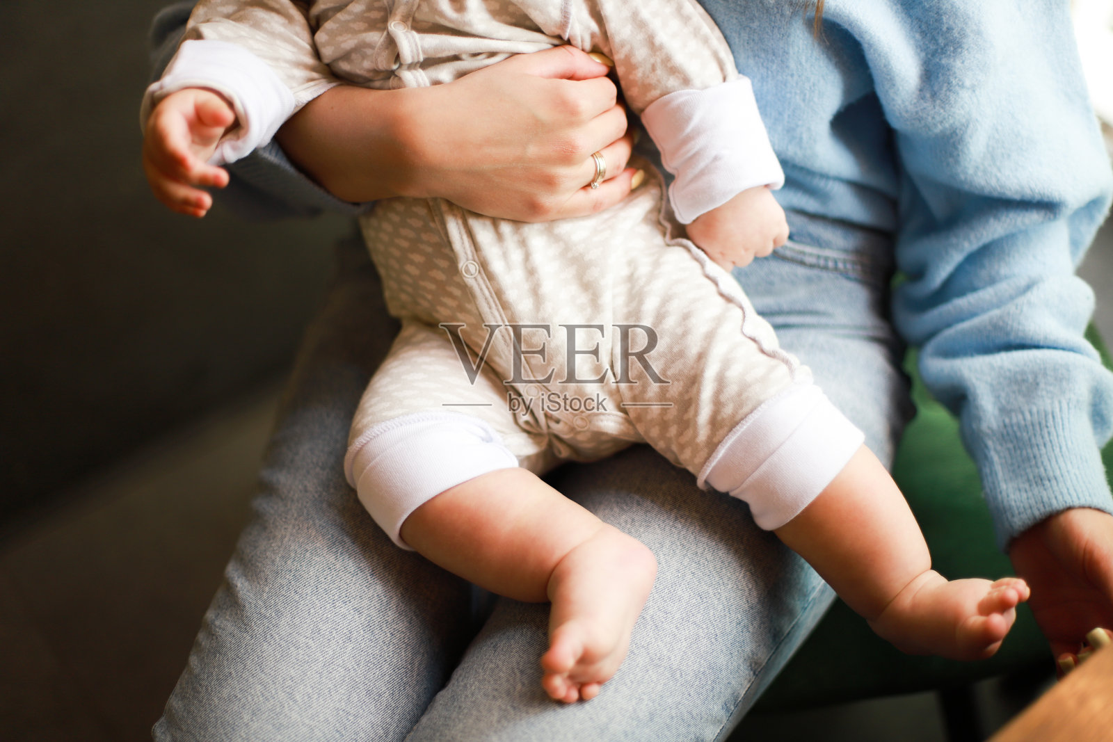 妈妈抱着孩子。婴儿。妈妈安慰孩子照片摄影图片