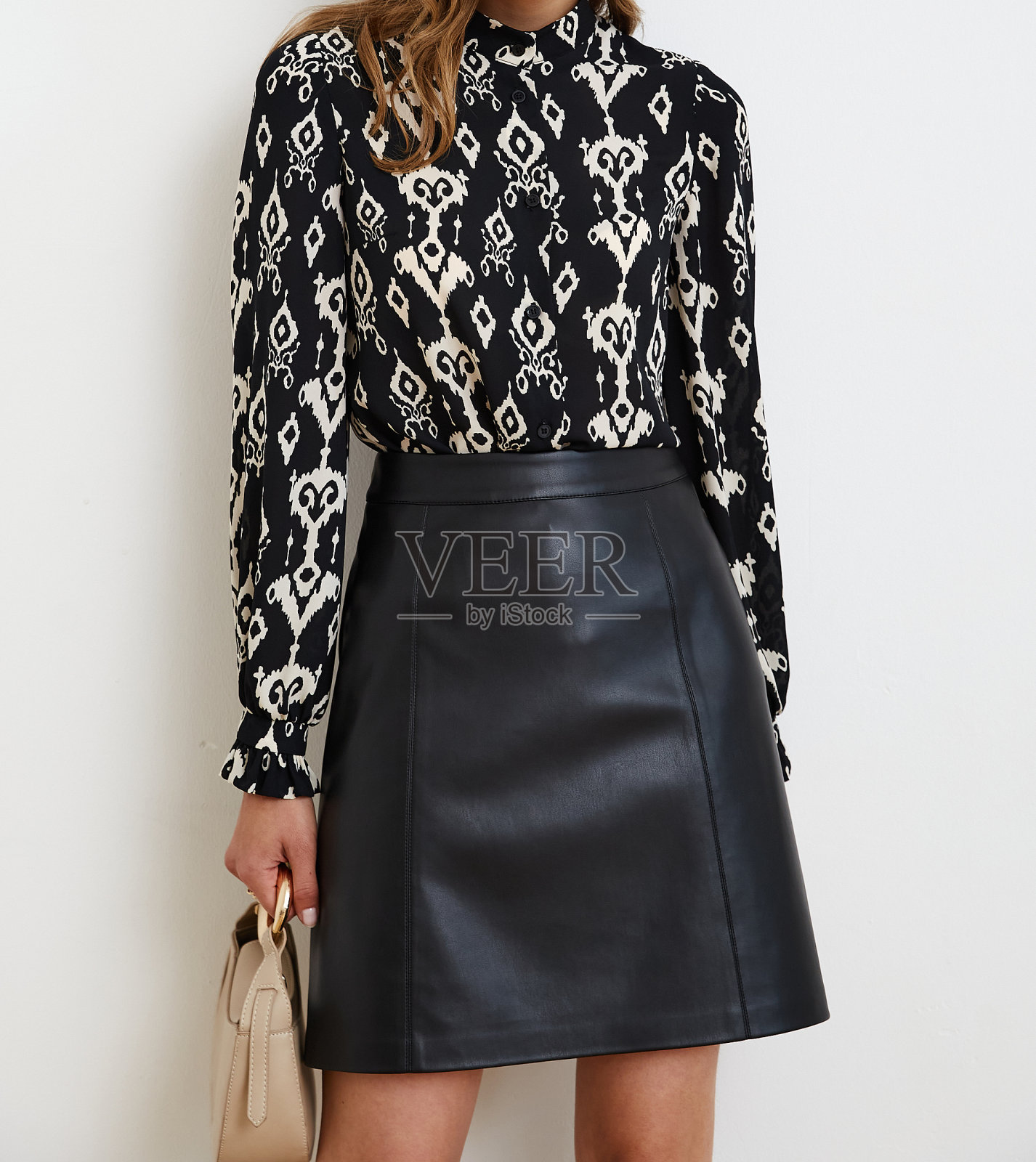 时尚的女性服装。穿在女孩身上好看极了。休闲服装，街头时尚，时尚配饰，风格，优雅，漂亮的服装。夏、春、秋街头look。照片摄影图片