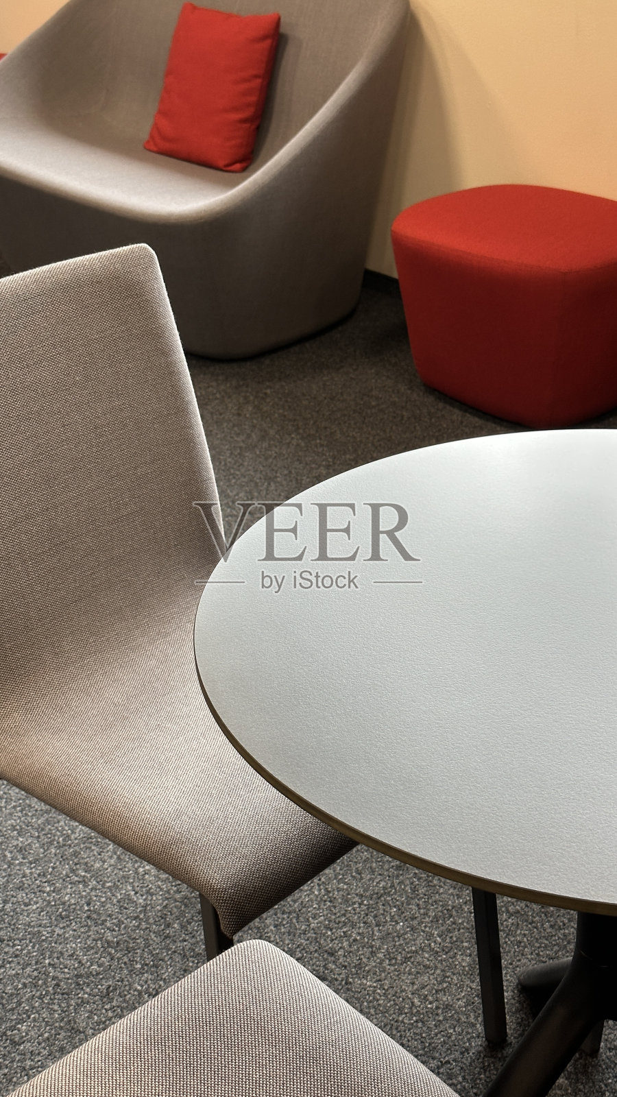 圆桌和椅子照片摄影图片