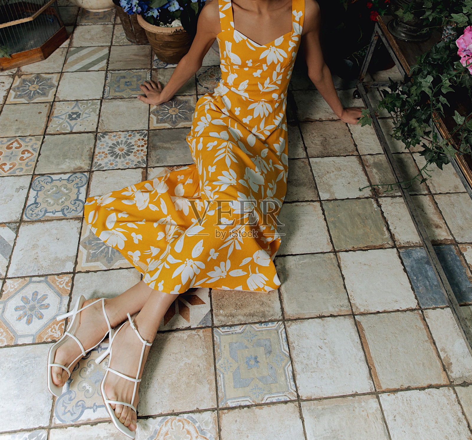 时尚的女性服装。穿在女孩身上好看极了。休闲服装，街头时尚，时尚配饰，风格，优雅，漂亮的服装。夏、春、秋街头look。照片摄影图片