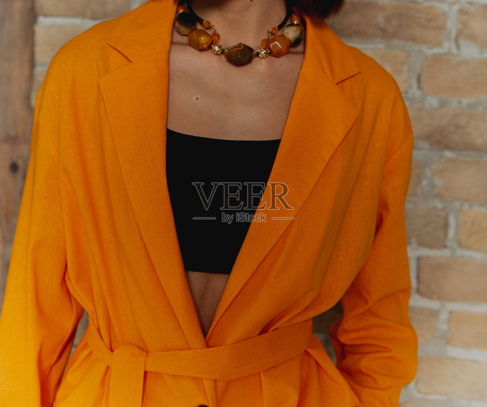 时尚的女性服装。穿在女孩身上好看极了。休闲服装，街头时尚，时尚配饰，风格，优雅，漂亮的服装。夏、春、秋街头look。照片摄影图片