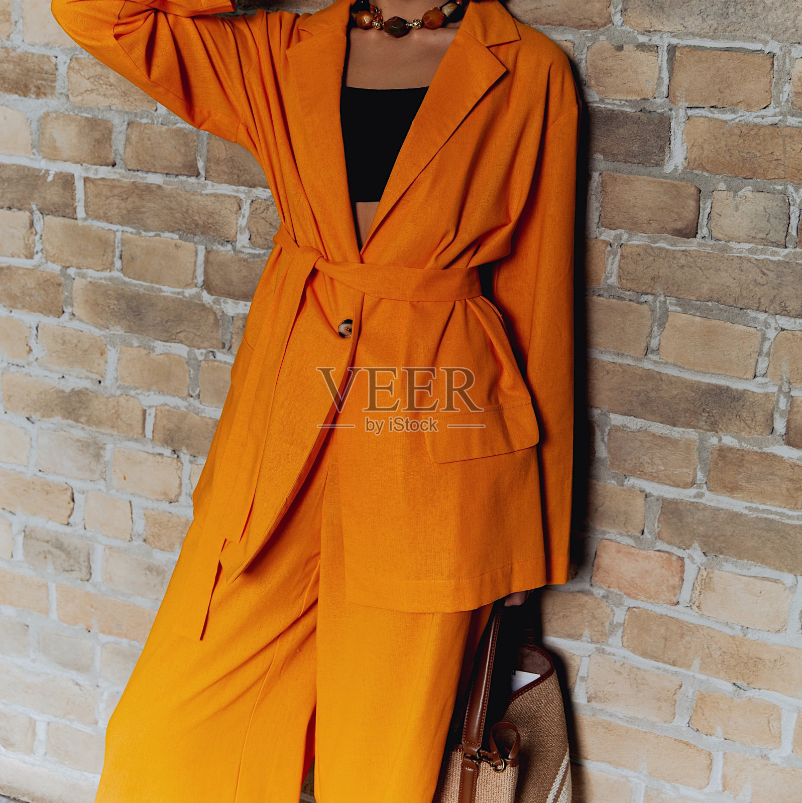 时尚的女性服装。穿在女孩身上好看极了。休闲服装，街头时尚，时尚配饰，风格，优雅，漂亮的服装。夏、春、秋街头look。照片摄影图片