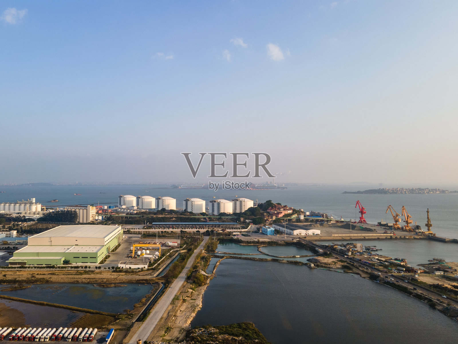 海边的燃气能源化工厂鸟瞰图照片摄影图片