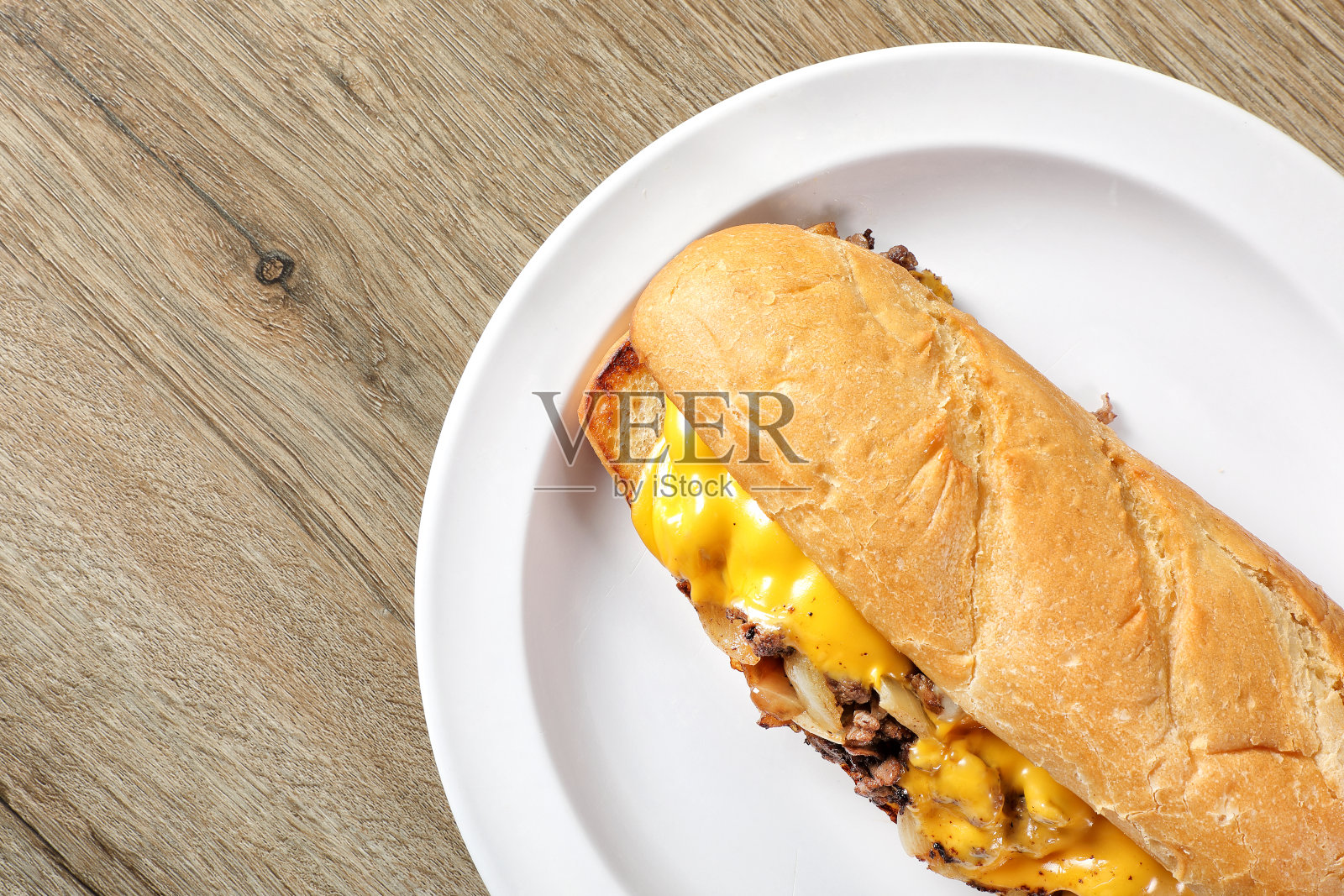 木桌上的三明治盘照片摄影图片