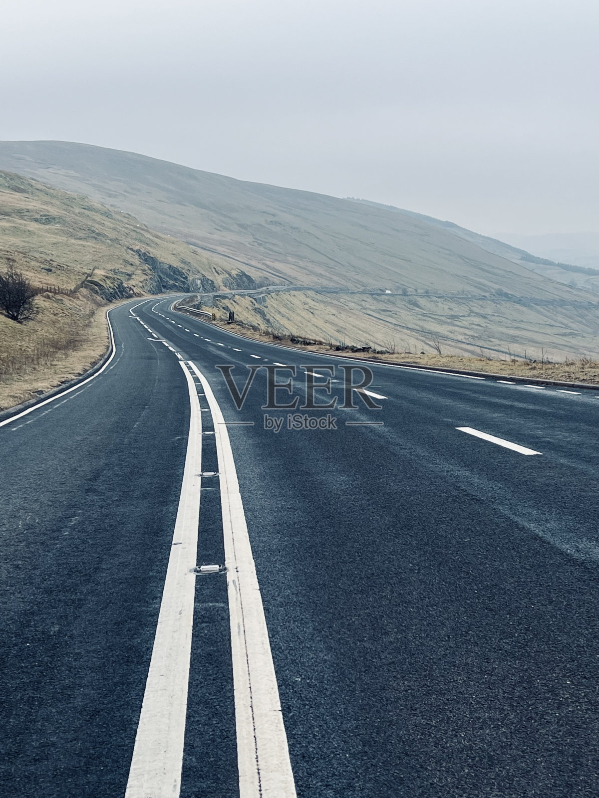 空旷的道路上逐渐缩小的视野照片摄影图片