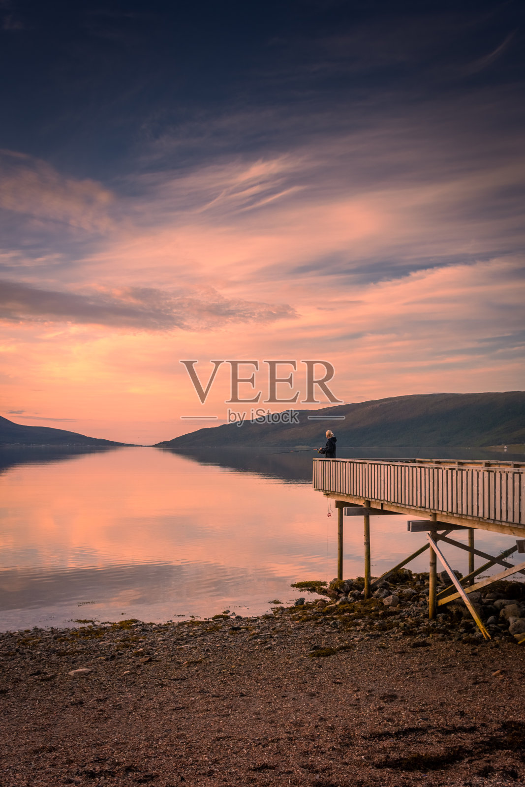 挪威森加岛湖上美丽的日落照片摄影图片