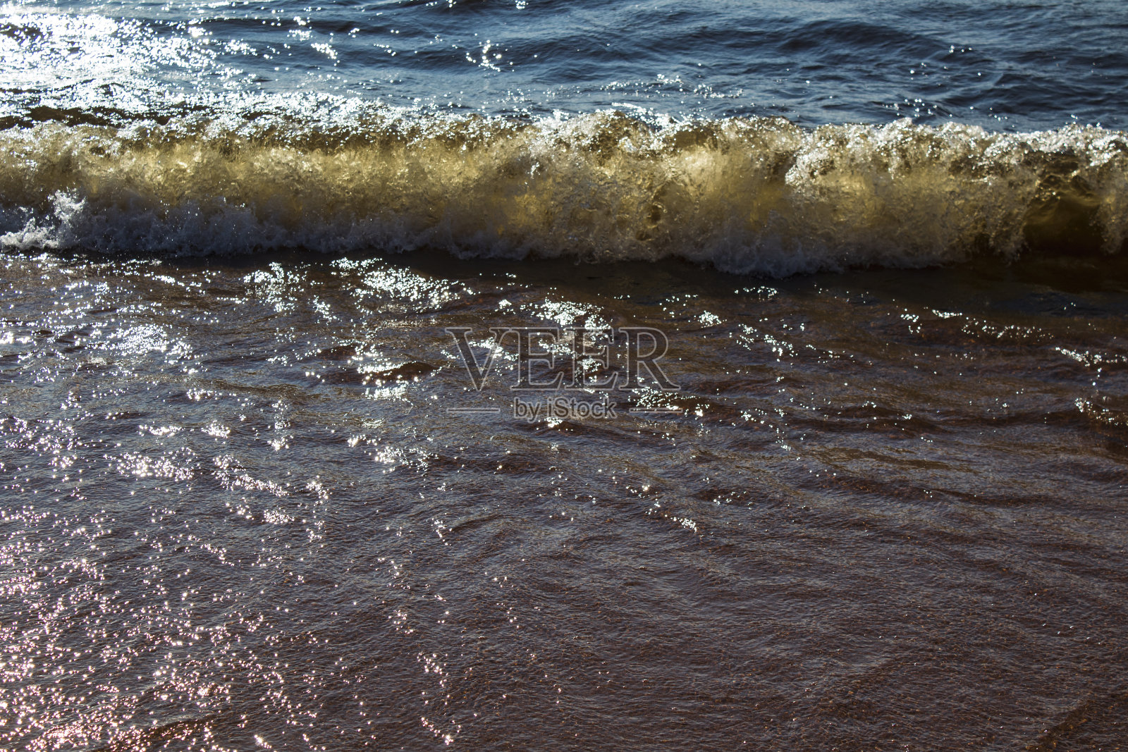 贝加尔湖岸边有淡水波照片摄影图片