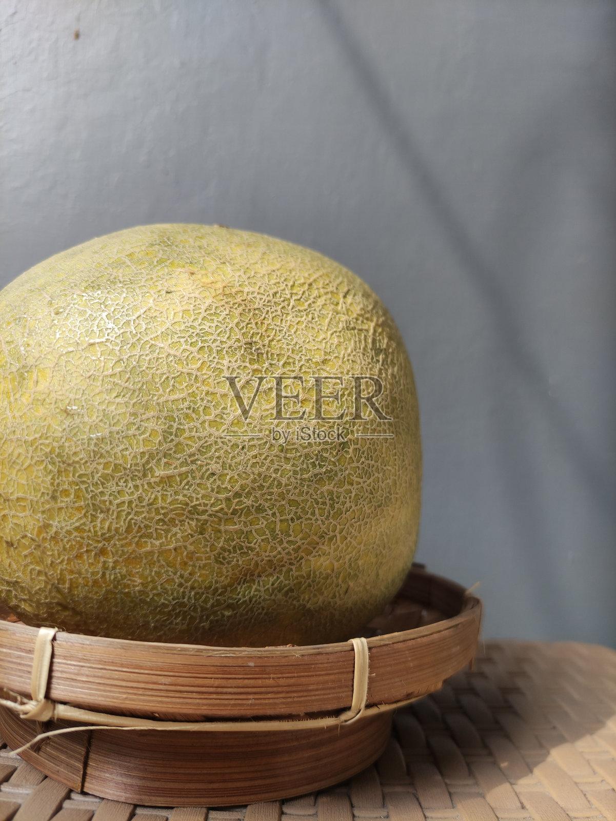 准备一起吃的新鲜甜瓜特写。照片摄影图片