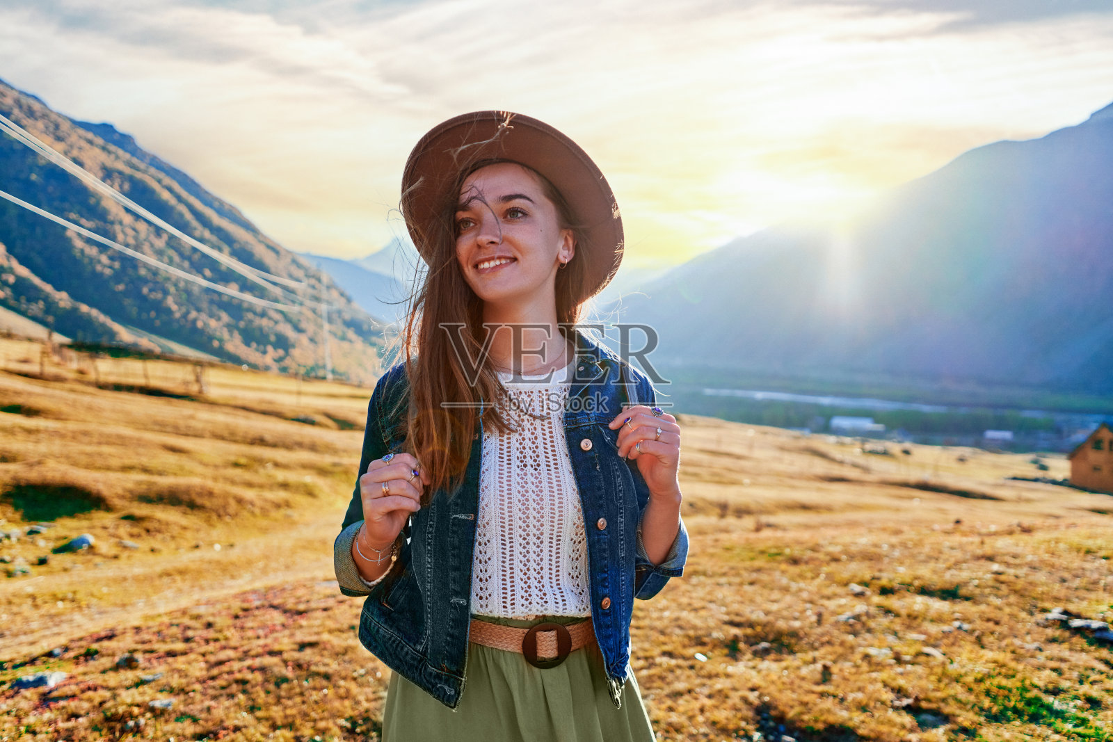 一个时髦的年轻可爱迷人的微笑的女孩旅行者在山谷旅行的肖像照片摄影图片
