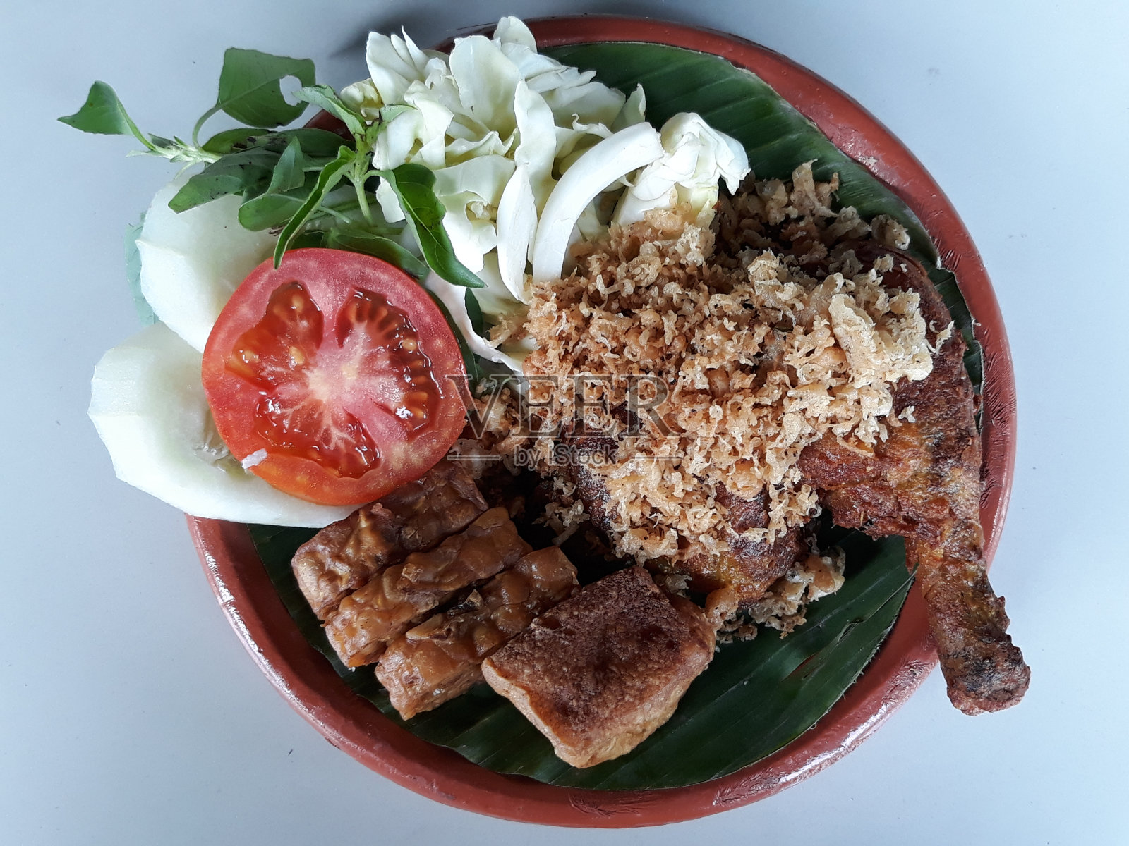 印尼传统炸鸡(Ayam Penyet)照片摄影图片