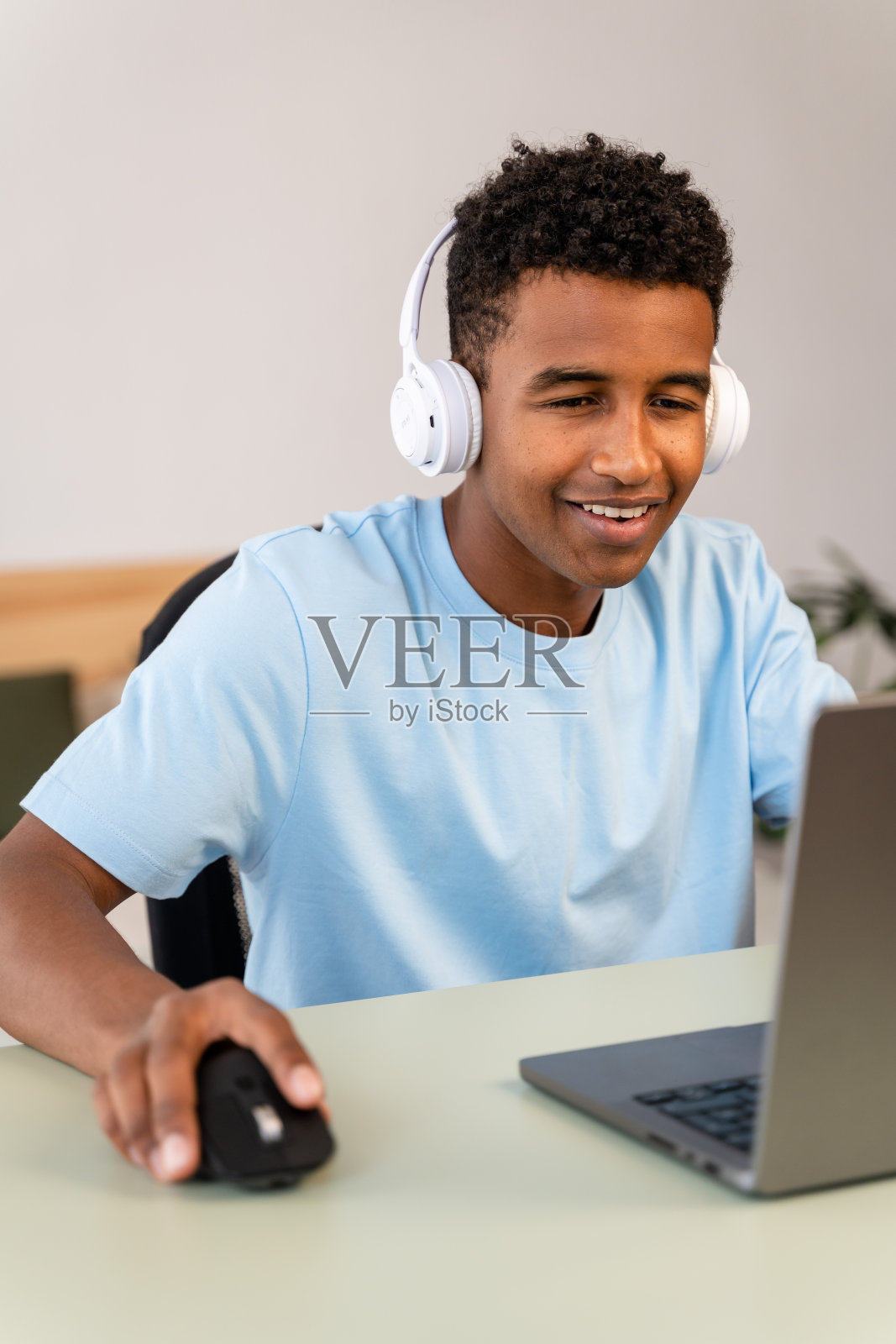 男主播录制教程从家里。照片摄影图片