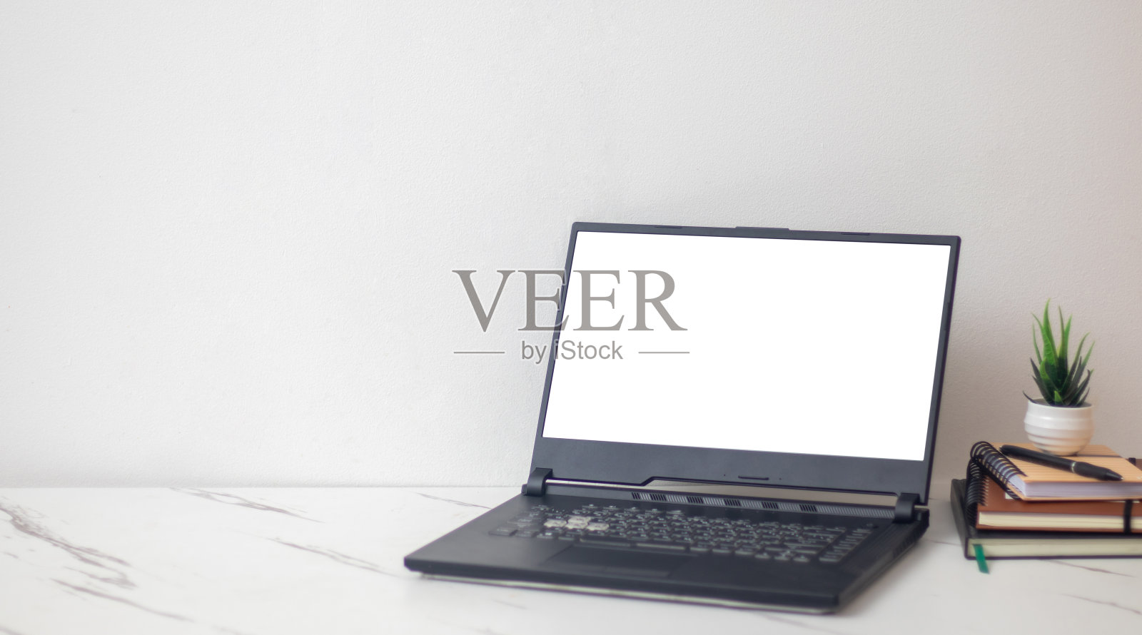 桌上有带钢笔的笔记本电脑照片摄影图片