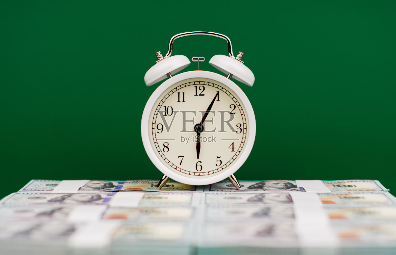 时间和金钱财务和投资成功工资投资收益红利金融财富照片摄影图片