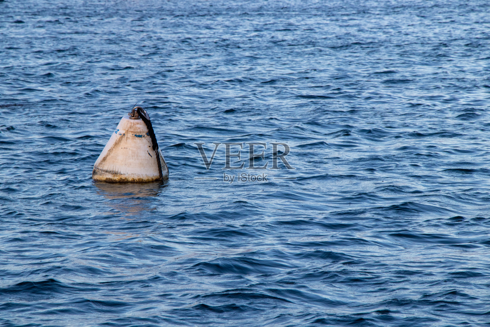 系泊浮标在水中照片摄影图片