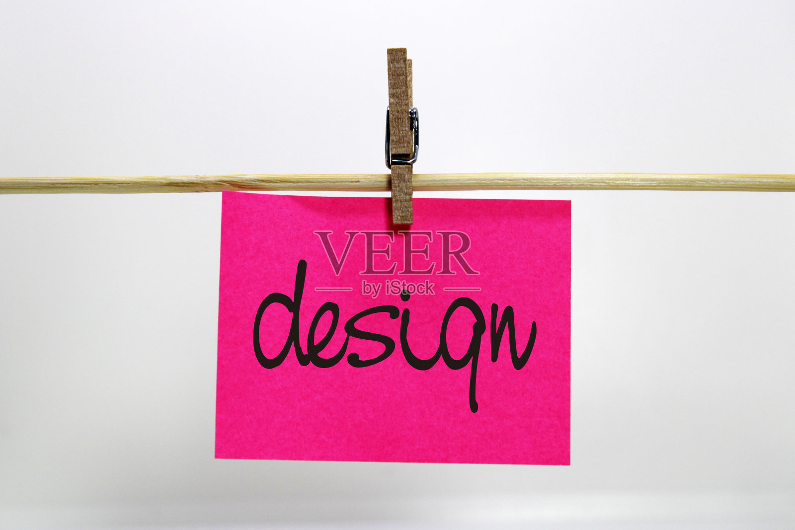 用衣夹把设计字写在纸上照片摄影图片