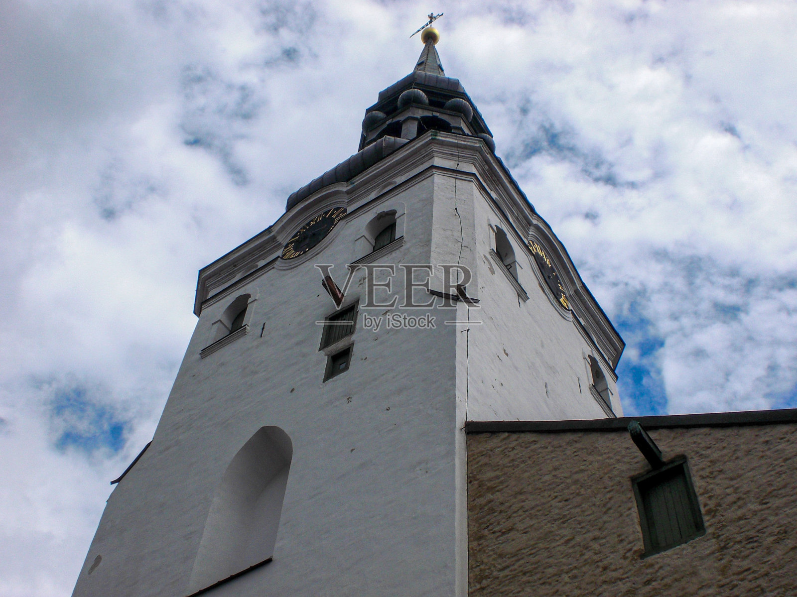 教堂对着天空的低角度视图照片摄影图片