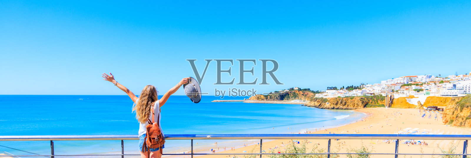 快乐的旅行者女游客享受全景的阿尔加维海滩-葡萄牙照片摄影图片