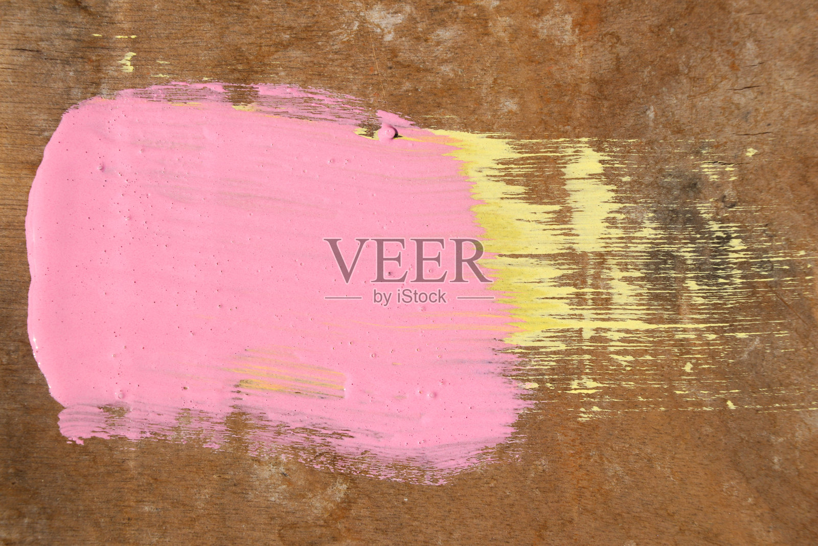 粉红色的黄色笔触在木制背景照片摄影图片