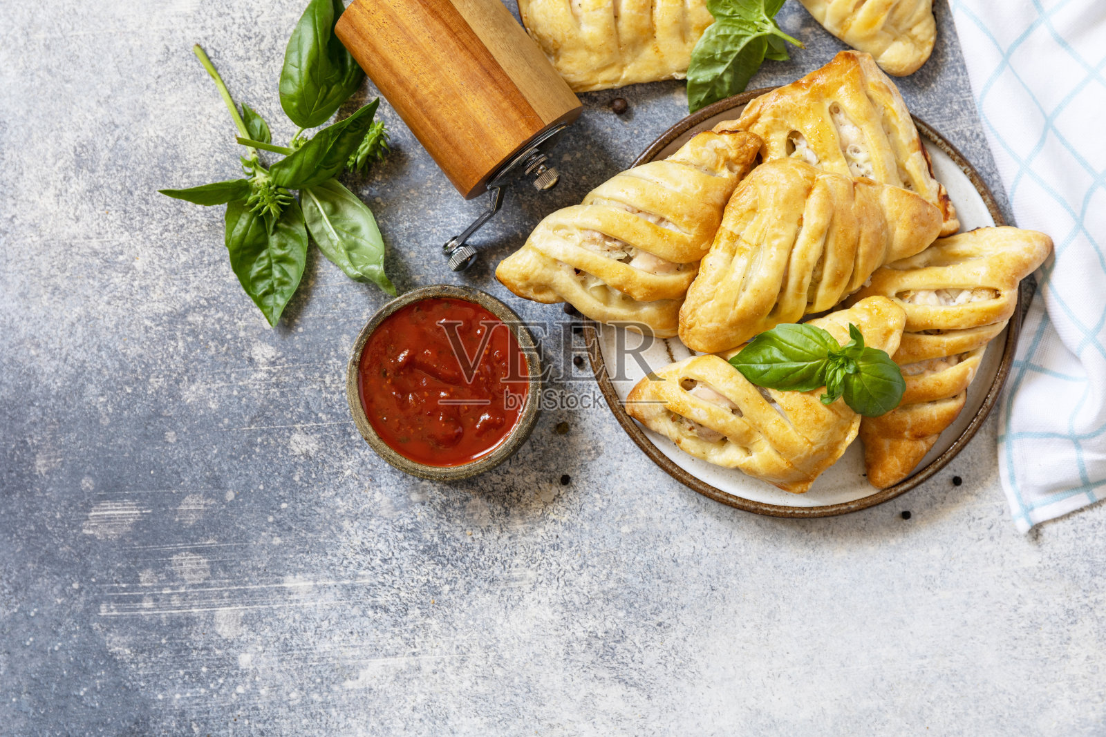 石桌上放着用酥皮面团做成的鸡肉迷你肉馅饼。乡村风格。美味的食物。从上面看。照片摄影图片