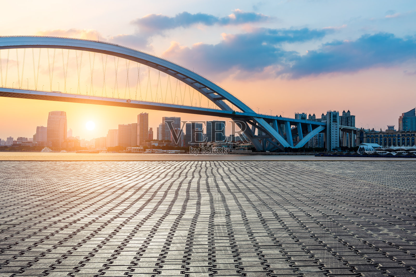 夕阳下空荡荡的地板和桥照片摄影图片