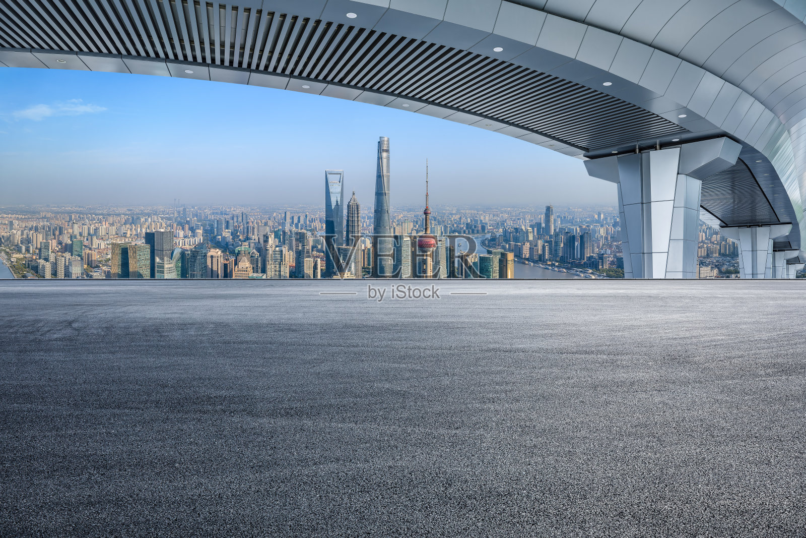 上海的柏油路和城市天际线照片摄影图片