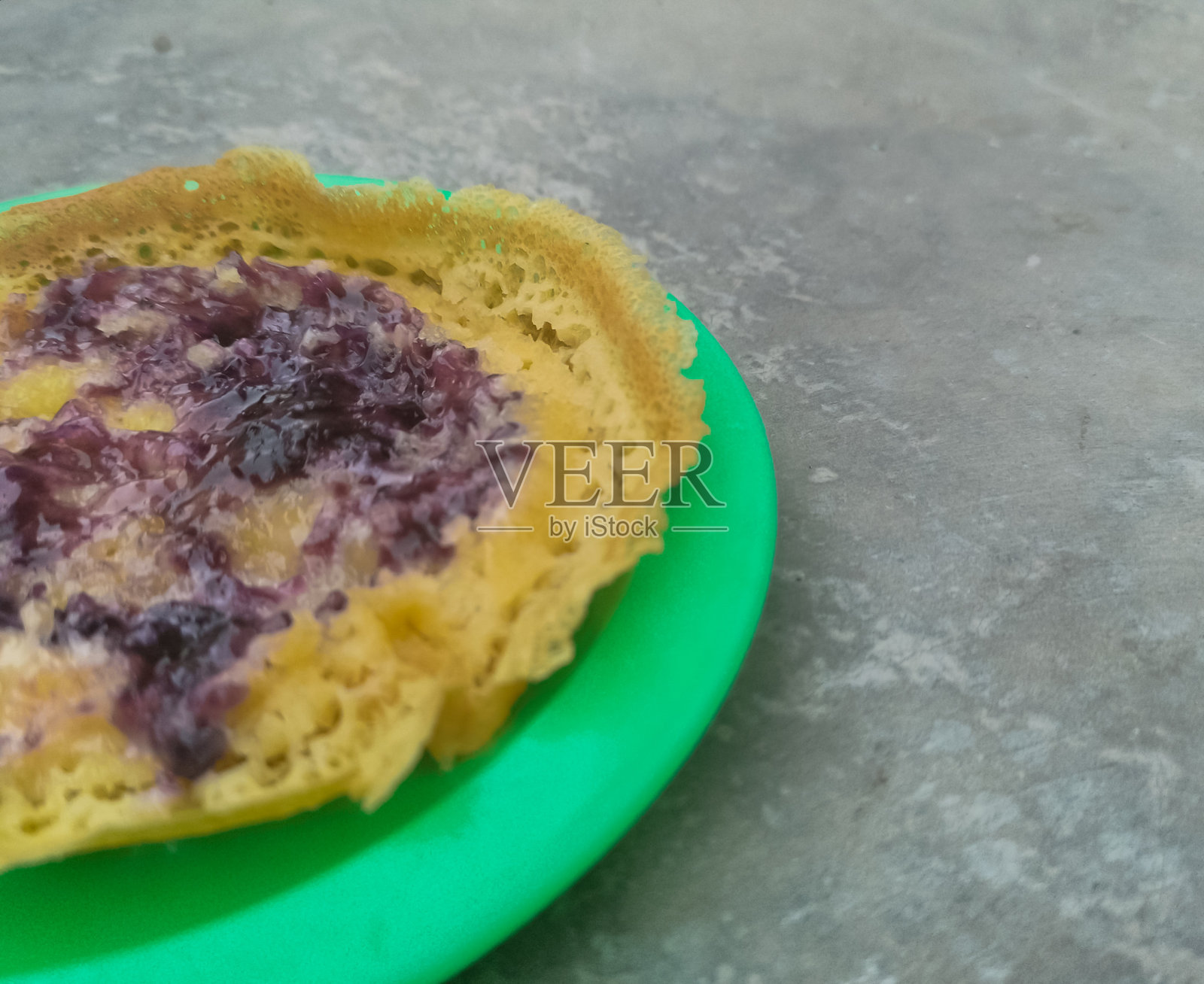 蓝莓口味的迷你月光食物，装在小盘子里照片摄影图片