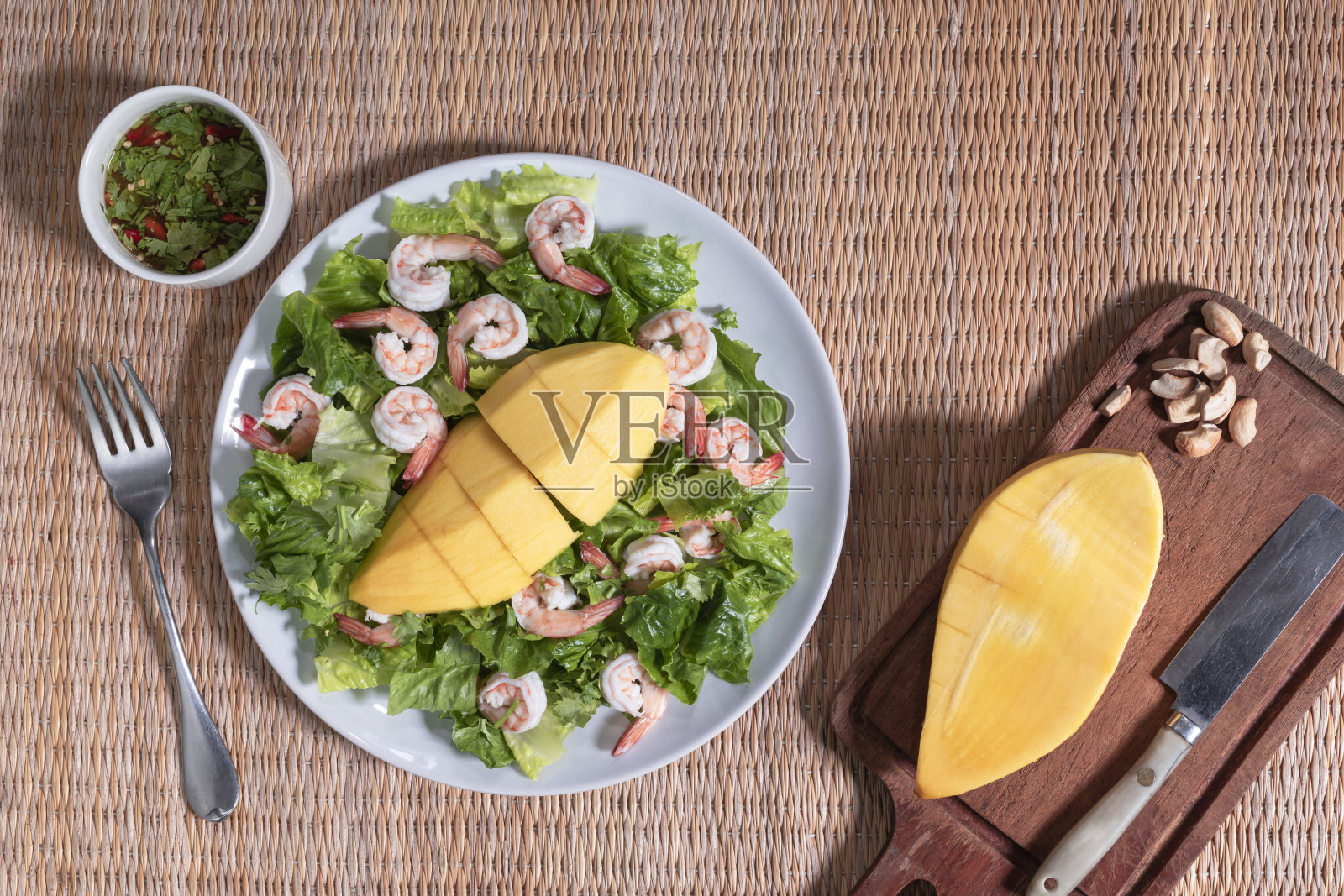 健康食品虾沙拉有芒果长叶莴苣碗有海鲜酱石板背景。照片摄影图片